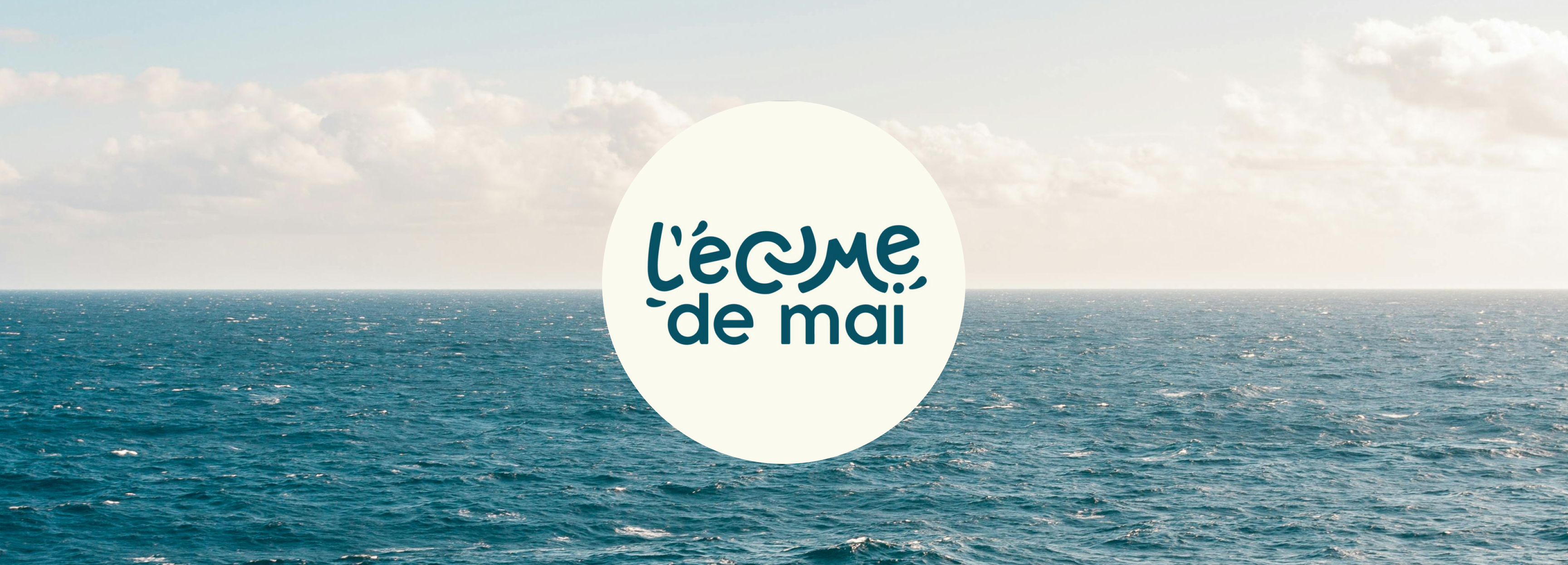 Logo de l'association L'écume de mai sur fond de photo de la mer